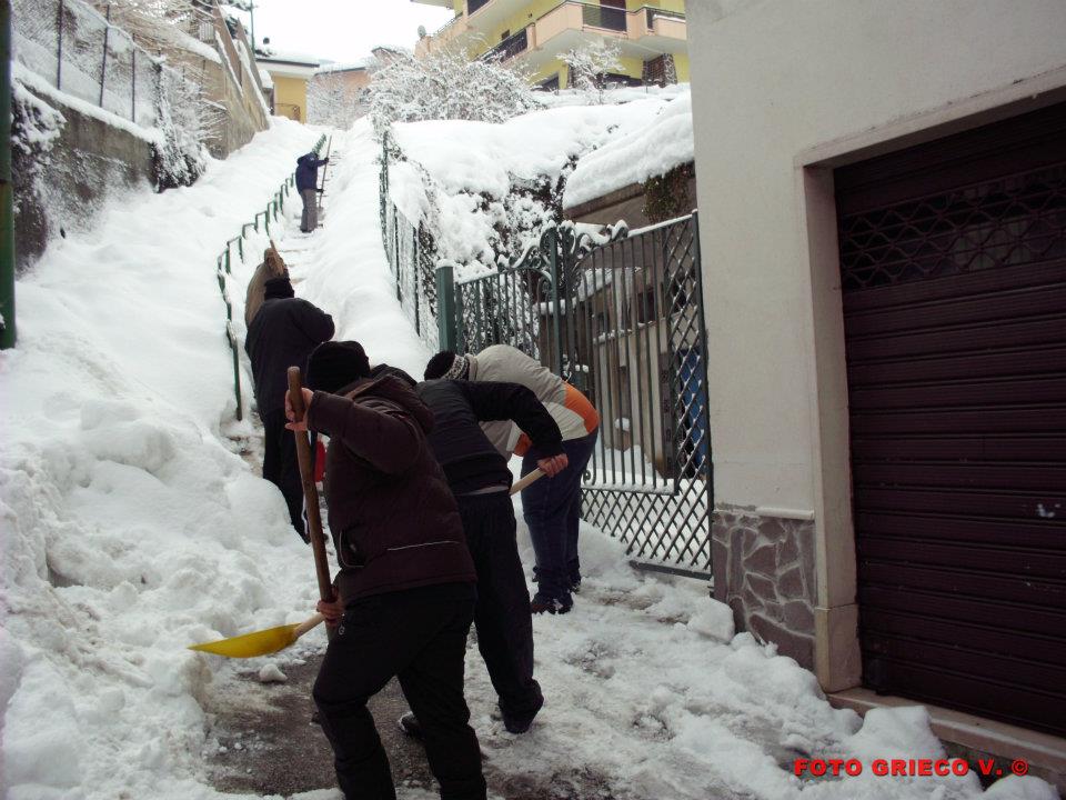 Bagnoli-Irpino-Emergenza-neve-giovani-volontari-in-azione-1