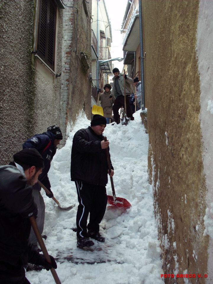 Bagnoli-Irpino-Emergenza-neve-giovani-volontari-in-azione-11