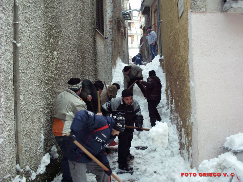 Bagnoli-Irpino-Emergenza-neve-giovani-volontari-in-azione-12