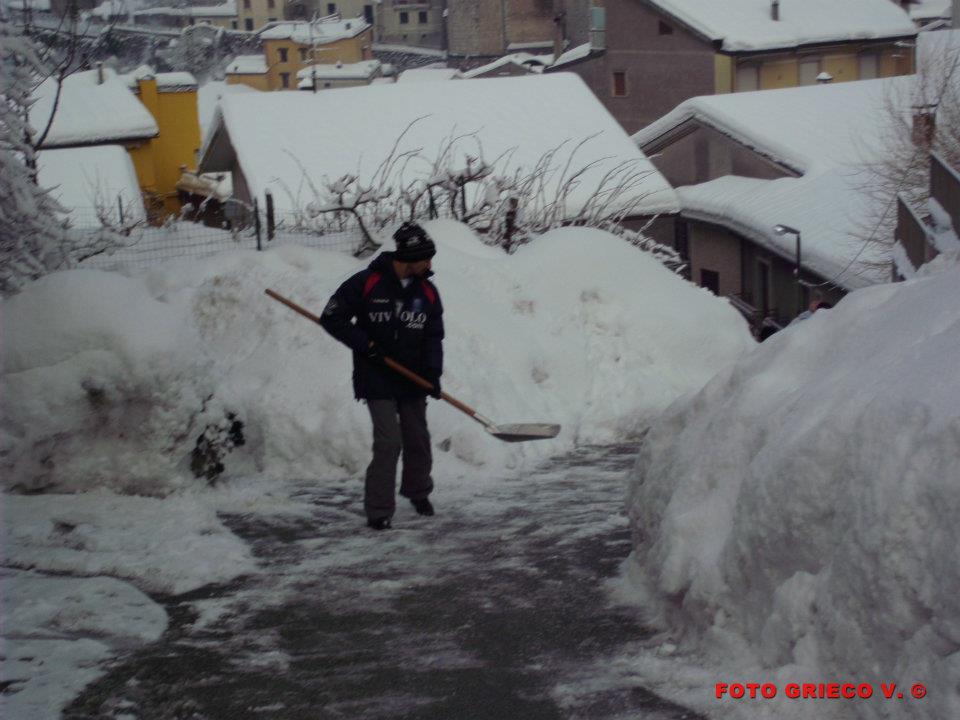 Bagnoli-Irpino-Emergenza-neve-giovani-volontari-in-azione-13