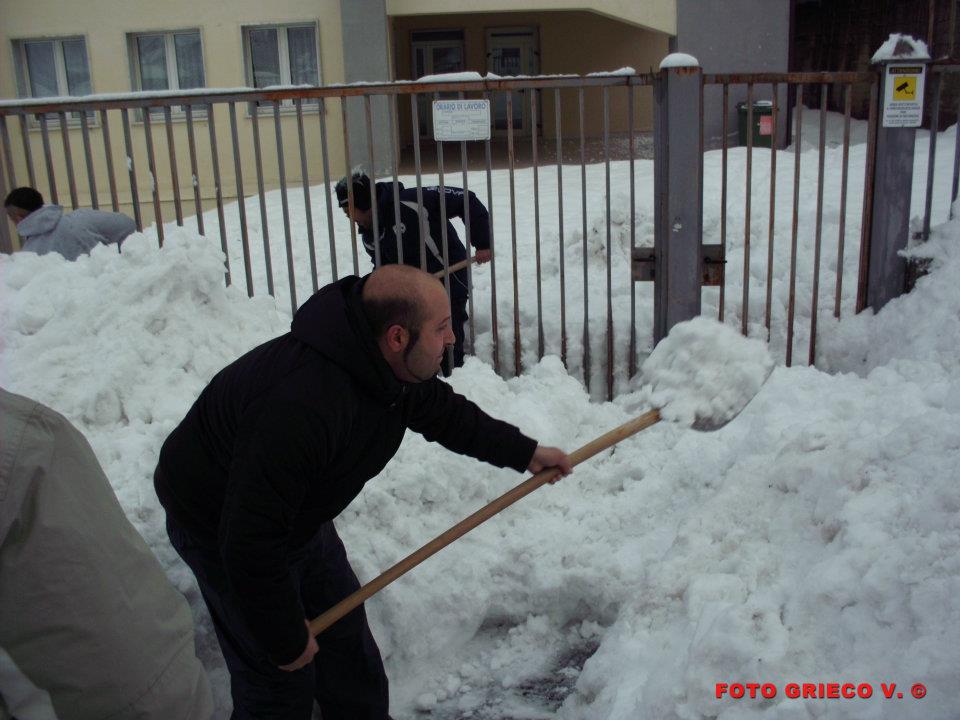 Bagnoli-Irpino-Emergenza-neve-giovani-volontari-in-azione-14