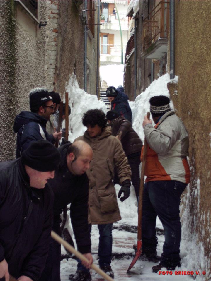 Bagnoli-Irpino-Emergenza-neve-giovani-volontari-in-azione-19