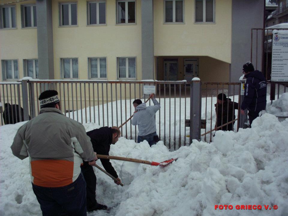 Bagnoli-Irpino-Emergenza-neve-giovani-volontari-in-azione-3