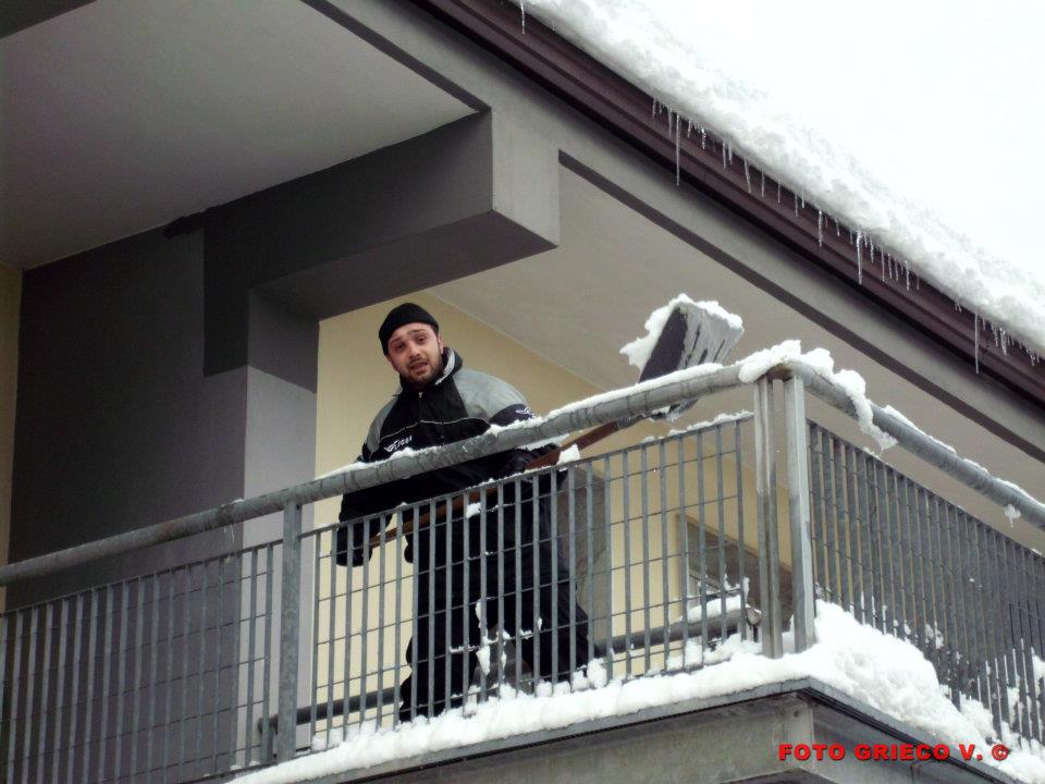 Bagnoli-Irpino-Emergenza-neve-giovani-volontari-in-azione-4