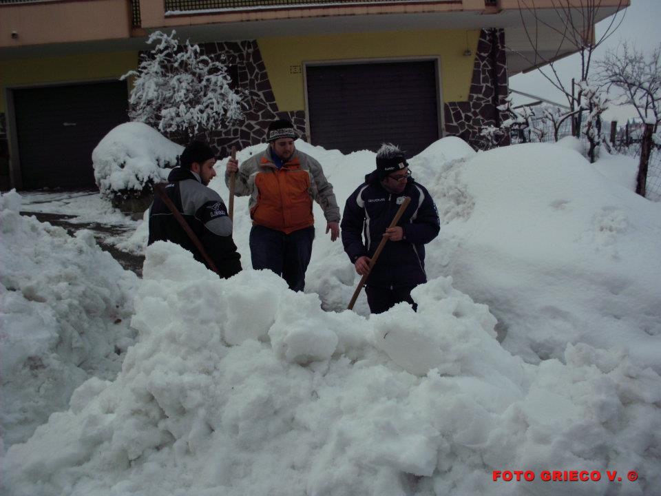Bagnoli-Irpino-Emergenza-neve-giovani-volontari-in-azione-6