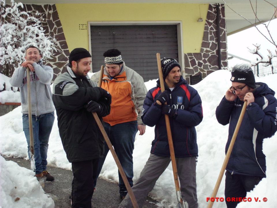 Bagnoli-Irpino-Emergenza-neve-giovani-volontari-in-azione-7