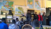 Profughi, studenti in visita al centro di accoglienza