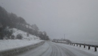 Nevicata in corso, caos al Laceno, auto finisce fuori strada