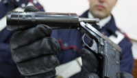 Bagnoli – Si ferisce mentre prepara pistola clandestina: arrestato un pregiudicato